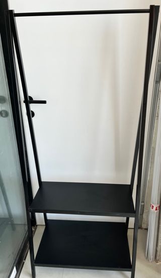 Perchero negro con baldas