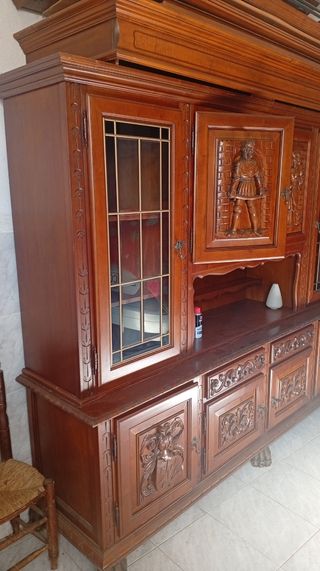 Mueble labrado a mano