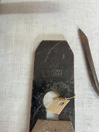Cepillo de carpintero largo y plano. Muy original.