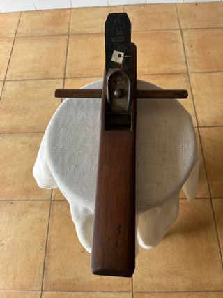 Cepillo de carpintero largo y plano. Muy original.