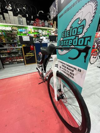 Ridley Noah Disc 105 Di2 Blanco Ruedas Levanto