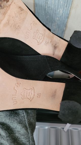 Zapatos de ante con flor en la puntera de Unisa