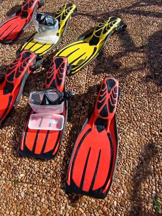 Aletas y gafas de snorkel