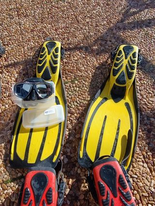 Aletas y gafas de snorkel