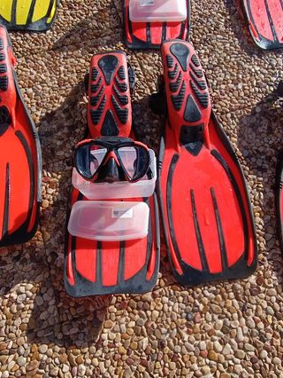 Aletas y gafas de snorkel