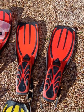 Aletas y gafas de snorkel