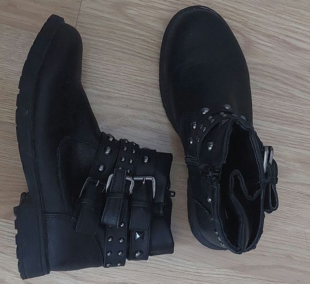 Botas con tachuelas negras
