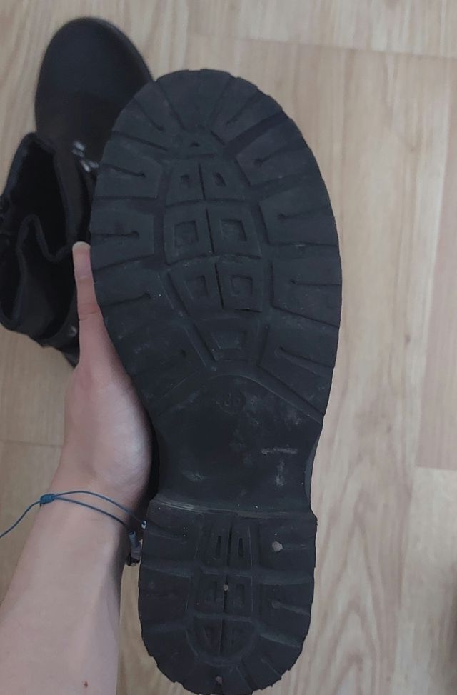 Botas con tachuelas negras