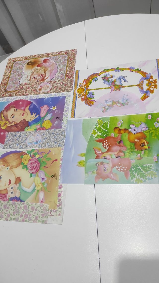 Cinco Portadas de hojas y sus sobres