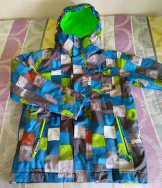 Cazadora de la marca Quiksilver.