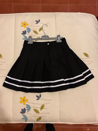 Falda negra estilo cheerleader