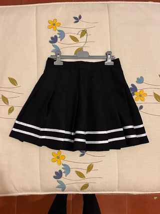 Falda negra estilo cheerleader