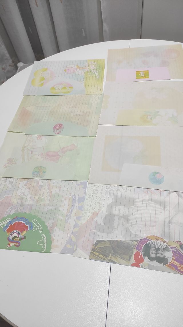 8 hojas y sus sobres iguales