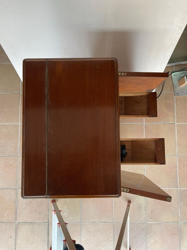 Mueble originalmente para máquina de coser antigua