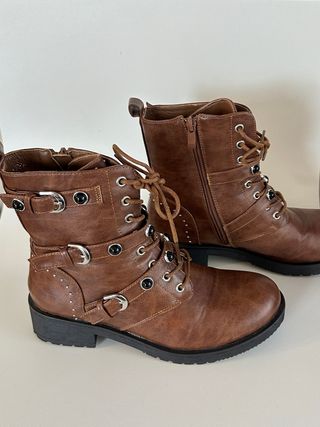 Botas marrones con cordones y cremallera