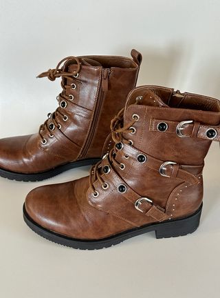 Botas marrones con cordones y cremallera