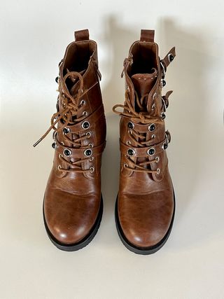 Botas marrones con cordones y cremallera