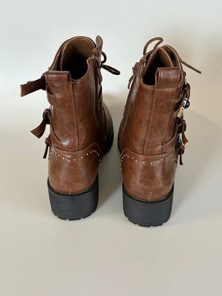 Botas marrones con cordones y cremallera