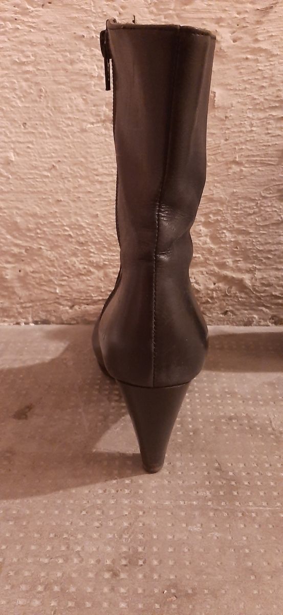 Stivaletto nero in pelle