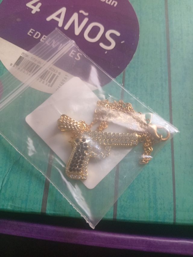 cadena y colgante de pistola