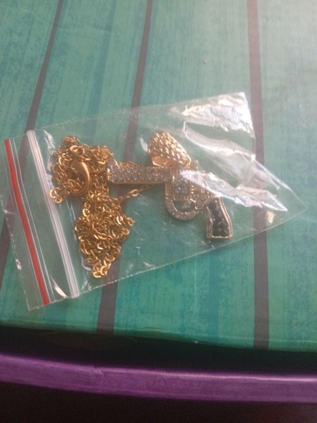 cadena y colgante de pistola