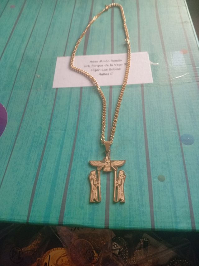 Cadena con colgante egipcio