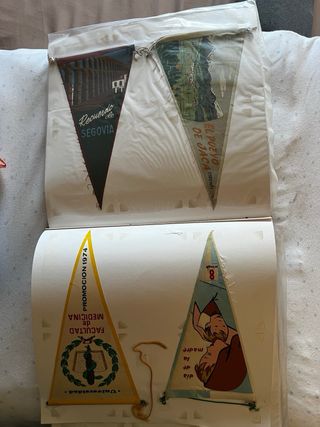 ALBUM CON 96 BANDERINES AÑOS 60