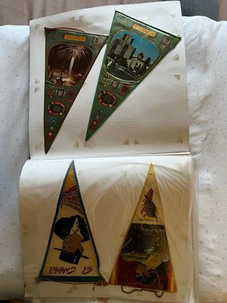 ALBUM CON 96 BANDERINES AÑOS 60