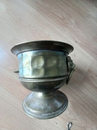 Antigua Jardinera de Latón pequeña con leones