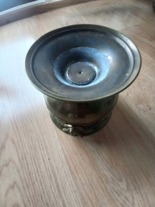 Antigua Jardinera de Latón pequeña con leones