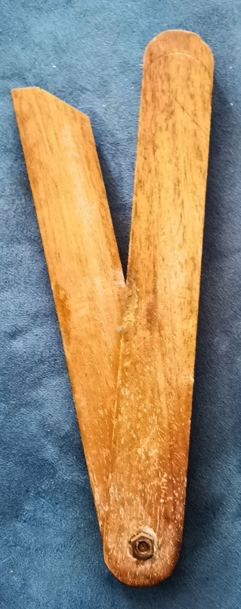 Antigua falsa escuadra de madera