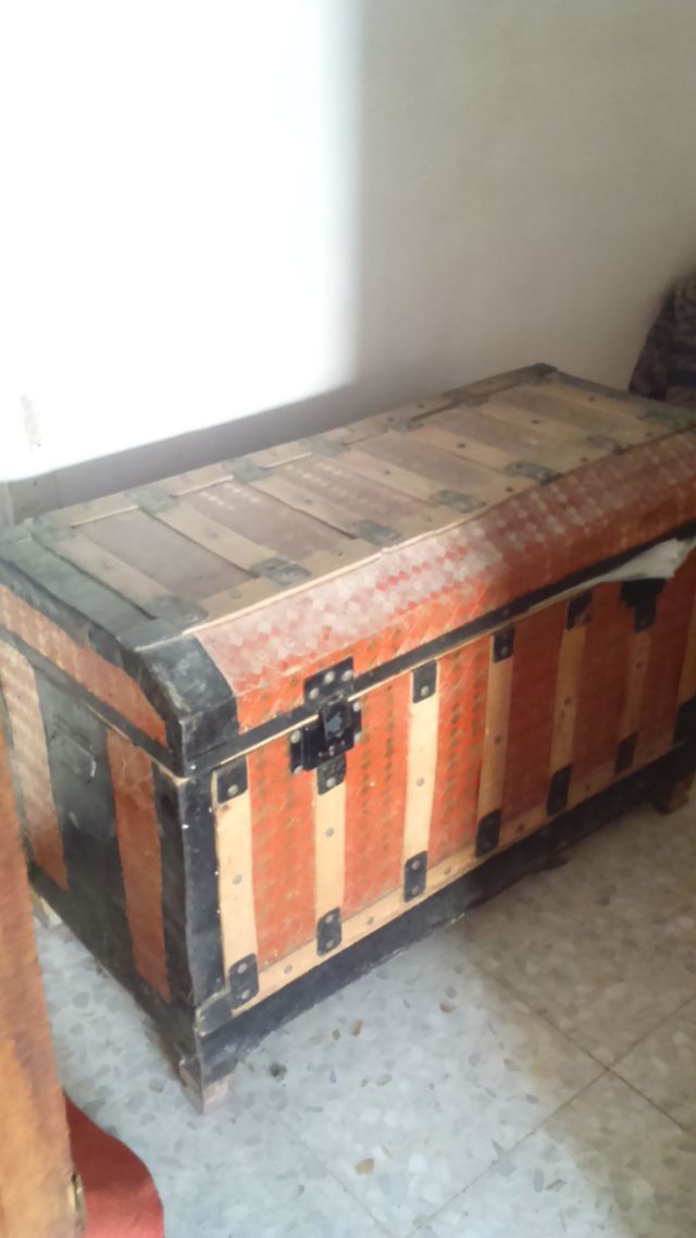 Baúles de chapa y madera