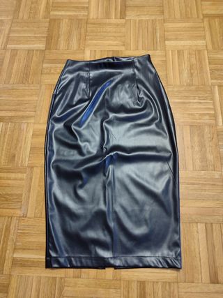 Falda midi cuero