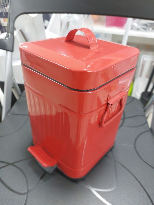 Papelera metal roja