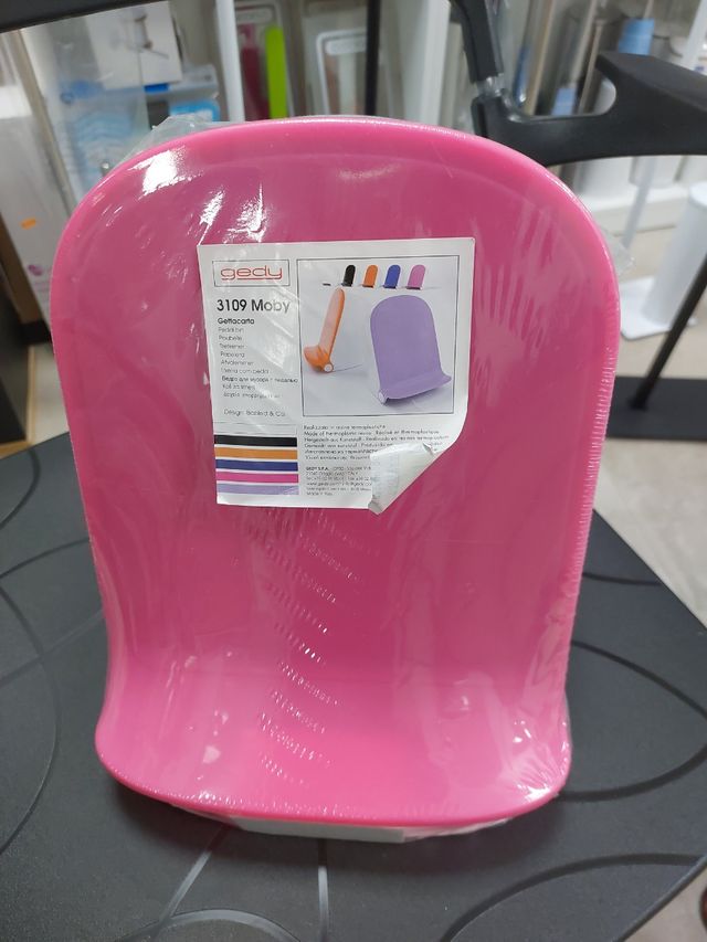 Papelera rosa y blanca