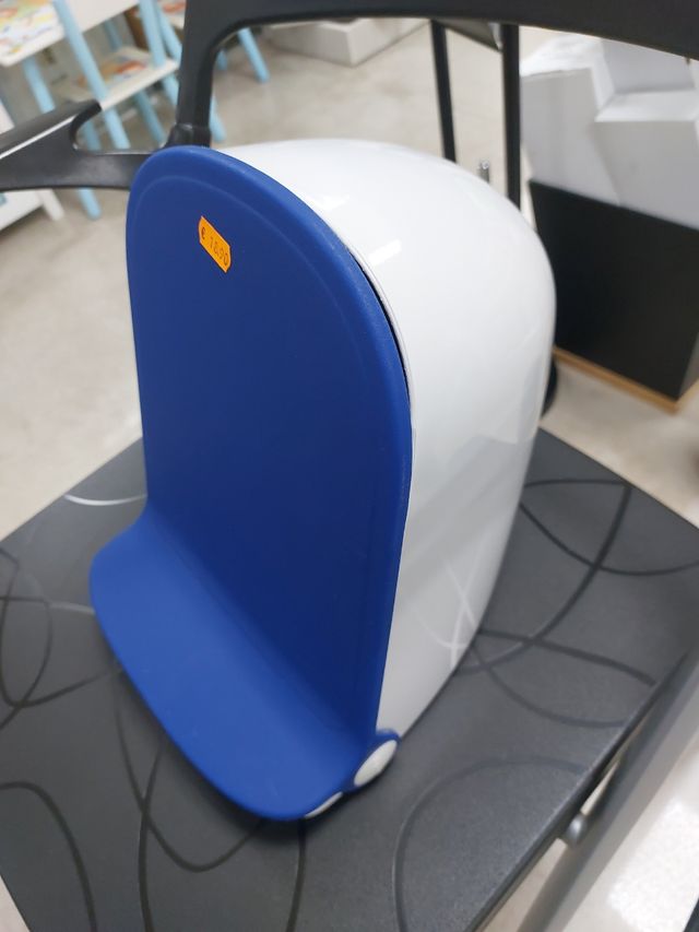 Papelera azul blanco