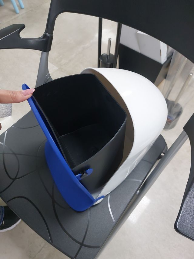 Papelera azul blanco