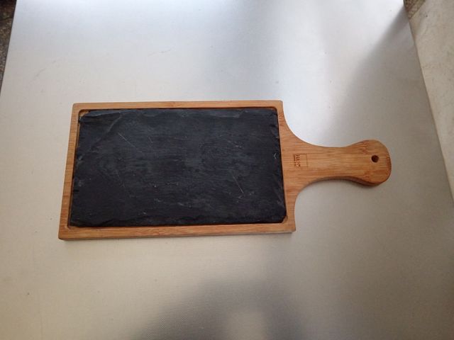 Tagliere in legno con pietra 