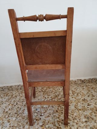 Silla antigua de madera y cuero.