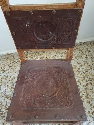 Silla antigua de madera y cuero.