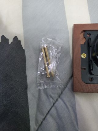 2 Enchufes de pared con acabado de nogal