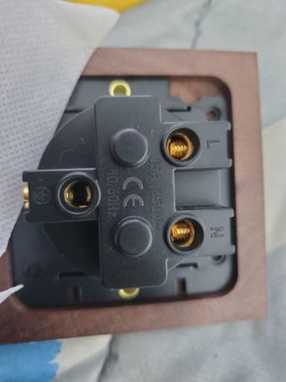 2 Enchufes de pared con acabado de nogal