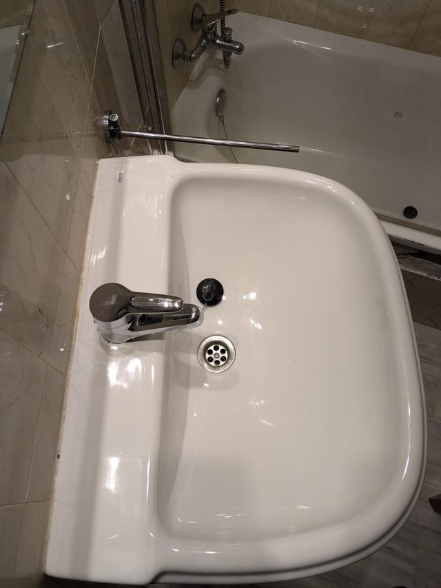 Lavabo Roca Roca senza rubinetto