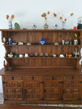 Mueble  aparador estilo castellano. Madera maciza