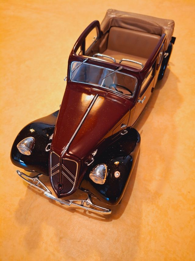 Coche de época Citroen 1938. 1:18