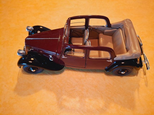 Coche de época Citroen 1938. 1:18