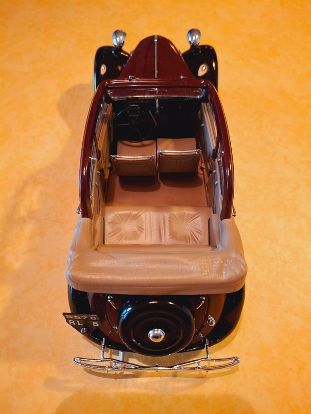 Coche de época Citroen 1938. 1:18