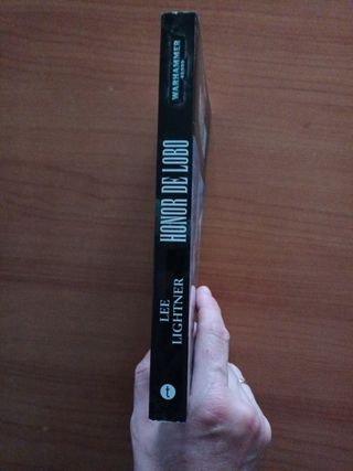 Honor de lobo: La novela de los lobos espaciales