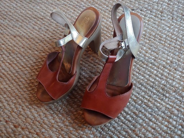 Sandalia cuero de tacon talla 38