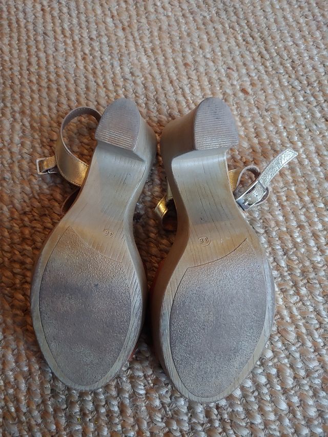 Sandalia cuero de tacon talla 38